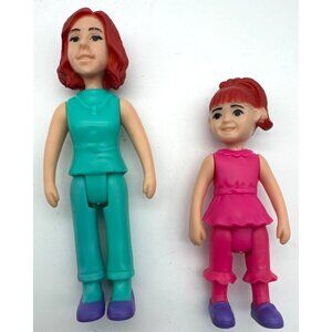 Kid Connection Dollhouse Figure Mom Red Hair in Green & Daughter in Pink